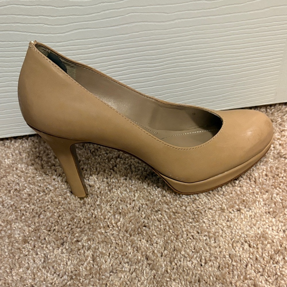 Tahari Classic Tan Heels